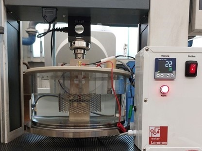 In-situ Bruchmechanikprüfstand mit elektrochemischer Wasserstoffbeladung In-situ Bruchmechanikprüfstand mit elektrochemischer Wasserstoffbeladung