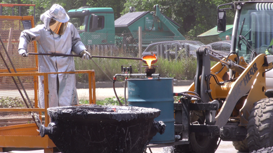 Wassergranulation von Elektroofenschlacke aus kleinem Kübel am Schlackenbeet Wassergranulation von Elektroofenschlacke aus kleinem Kübel am Schlackenbeet