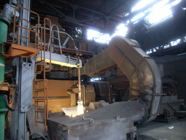 Injektion eines zinkhaltigen Reststoff-Staubs in den Induktionsofen